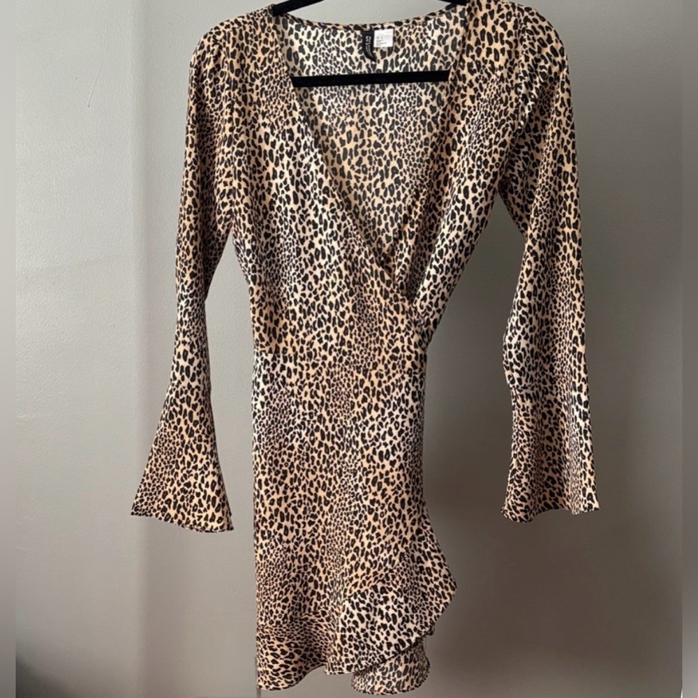 H&M Leopard Print Ruffle Hem Wrap Dress | Long Sleeve | Size 8